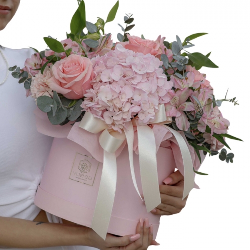 Букет гортензий и роз в шляпной коробке